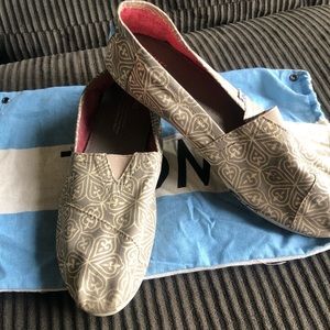 EUC Taupe Patterned Toms
